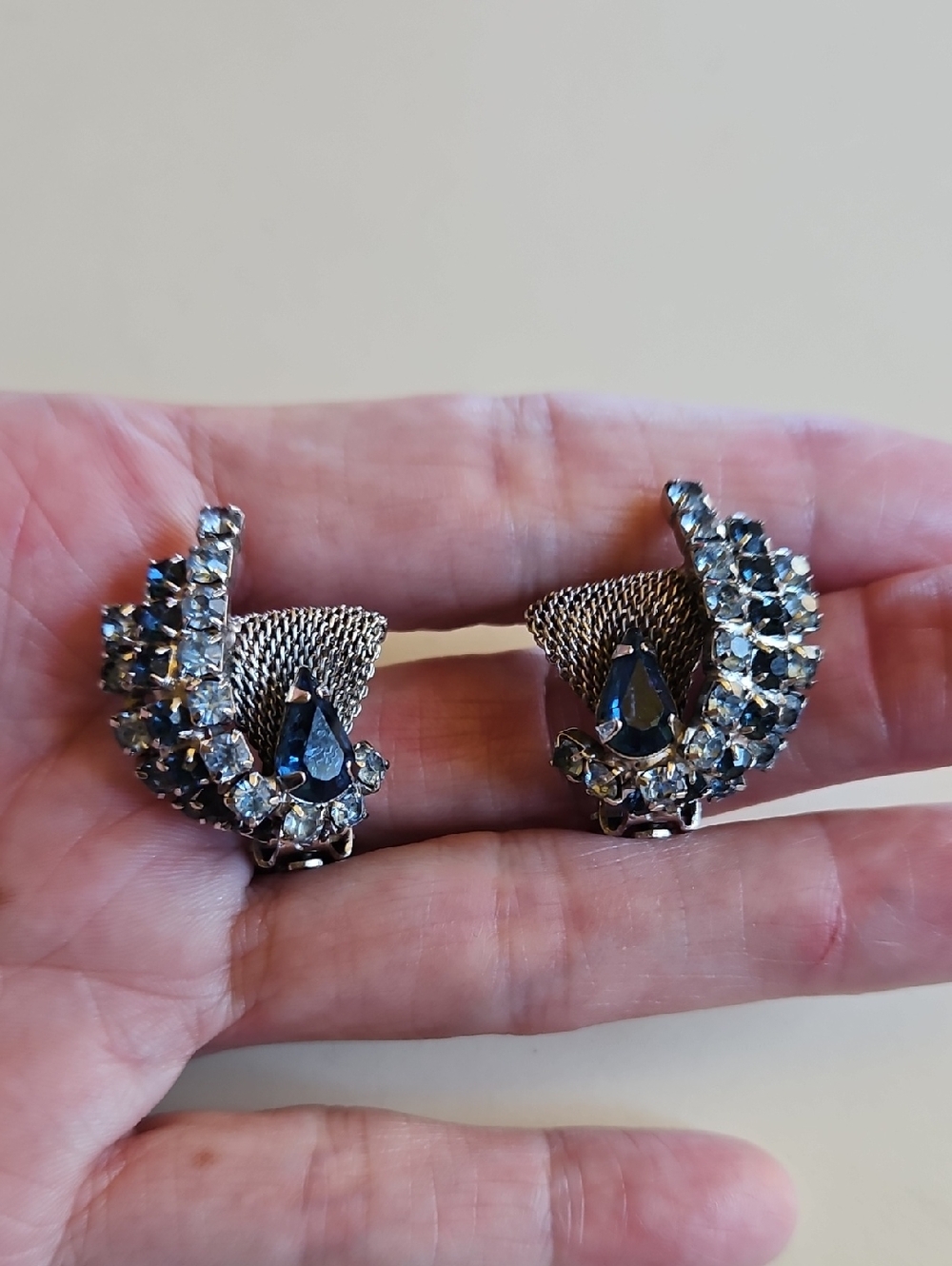 Vintage MCM Blue Ombre Rhinestones Prong Set Silver Tone Clip On Earrings - Picture 4 of 9